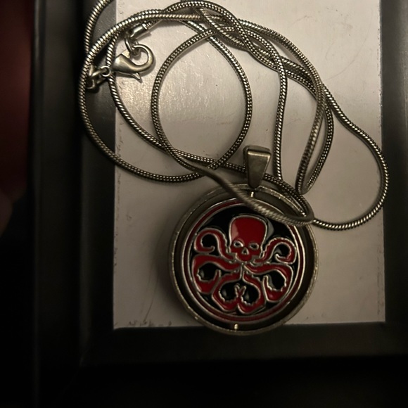 Captain America Necklace - Picture 4 of 4